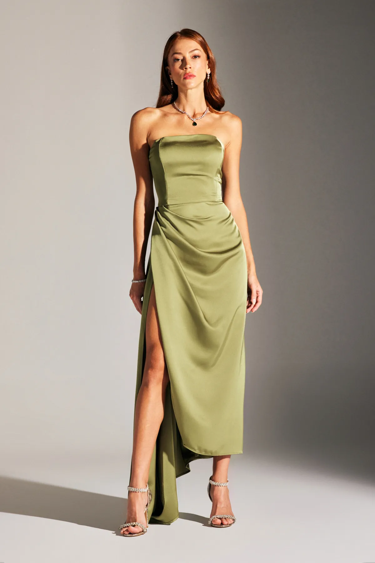 BETTY & SAM  TRÄGERLOSES ABENDKLEID MORIE HELLKHAKI