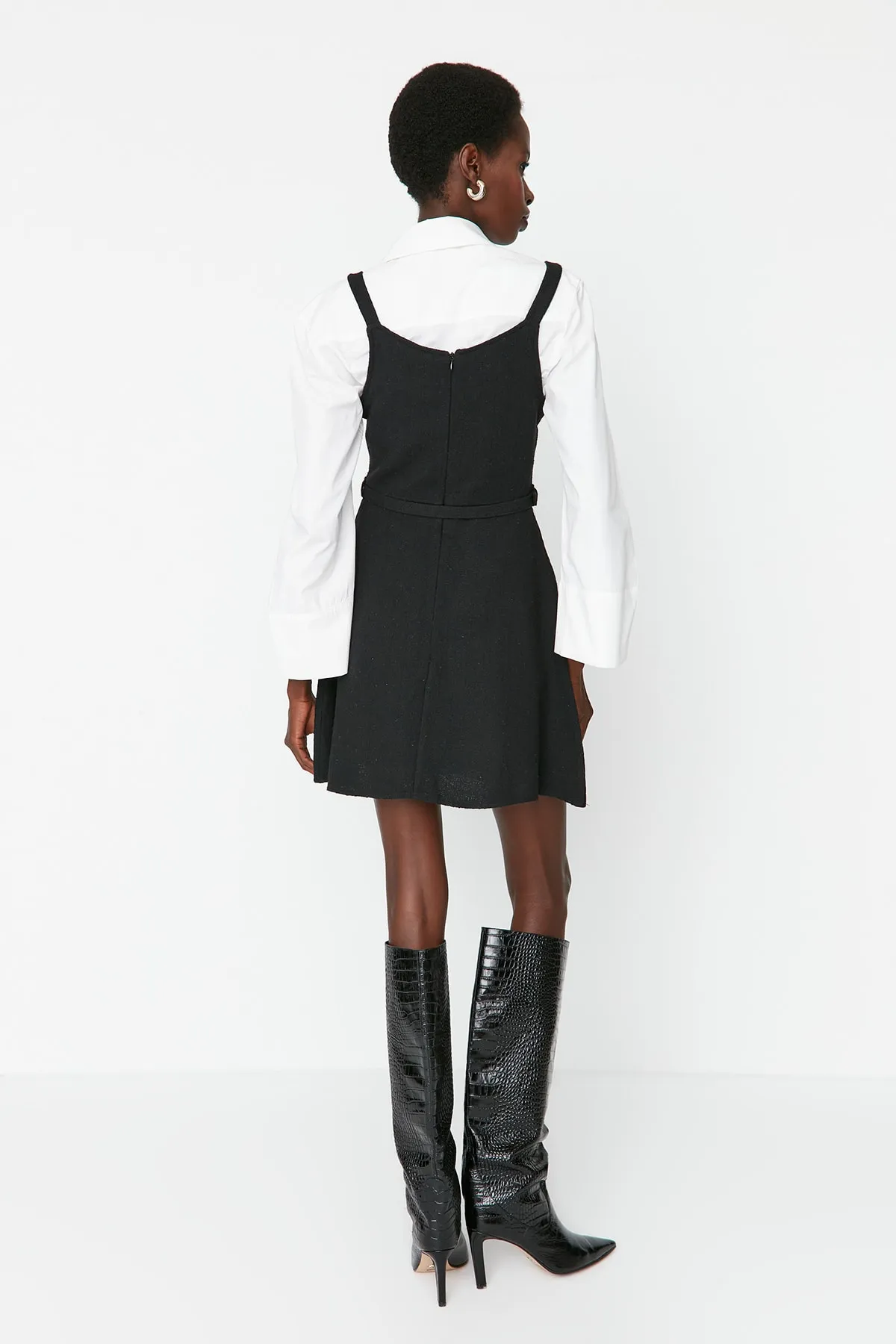 Trendyol Collection  Schwarzes Mini-Webkleid mit Gürtel und Taschendetail TWOAW23EL00526
