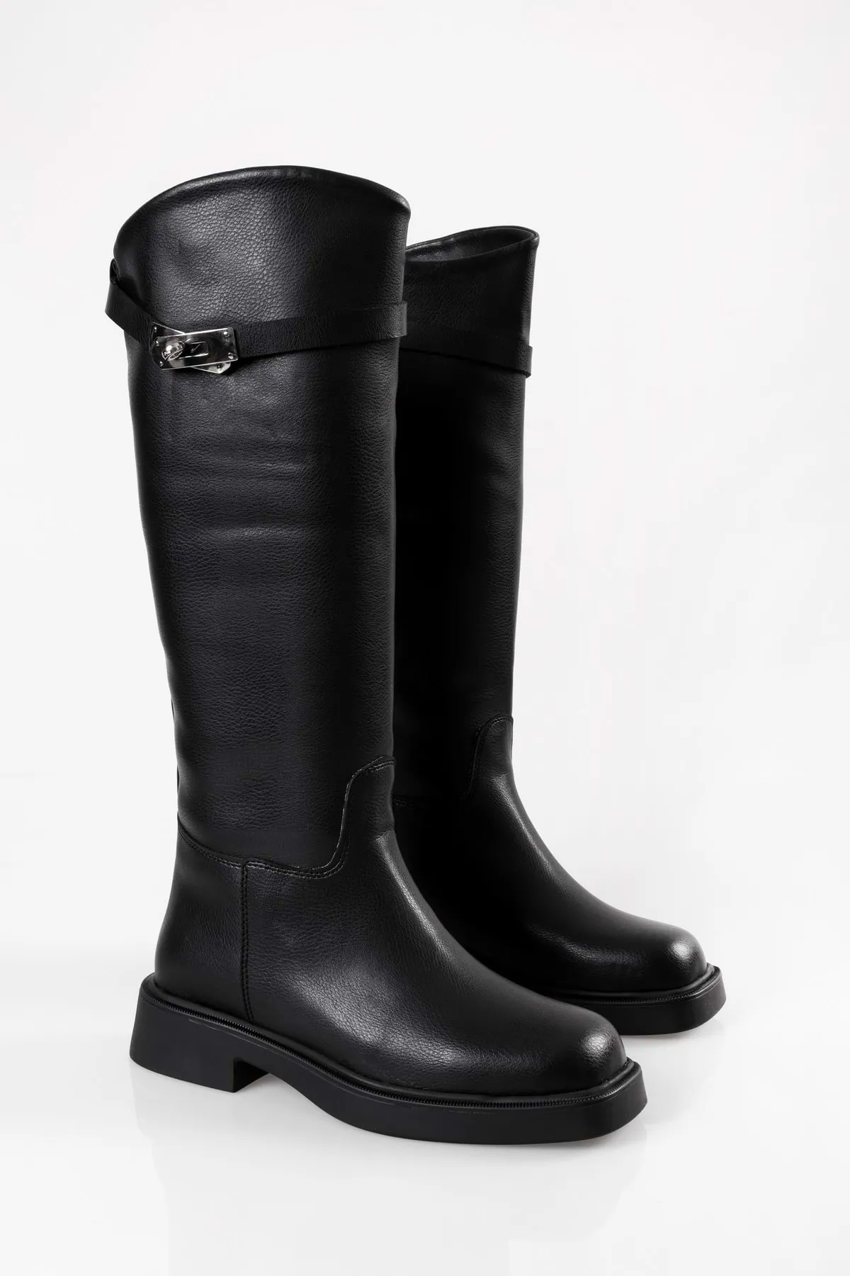 Shoeberry  Schwarze Gaiza-Stiefel mit dicker Sohle und Schnalle für Damen