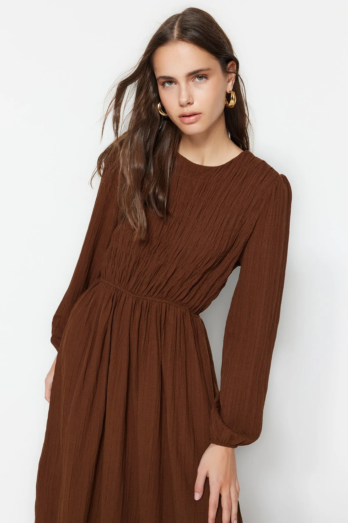 Trendyol Modest  Braunes gewebtes Kleid mit elastischer Taille und Gipe-Detail TCTSS23EB00026