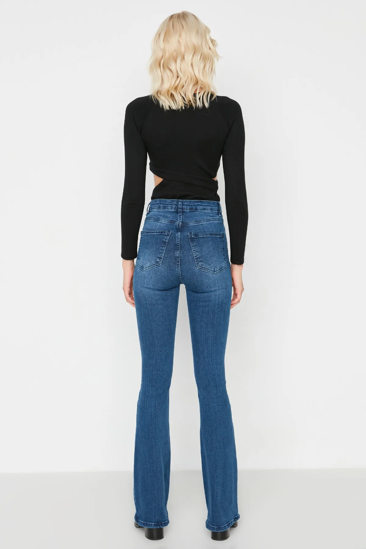 Trendyol Collection  Indigoblaue Schlagjeans mit Knopfleiste und hoher Taille TWOAW21JE0157