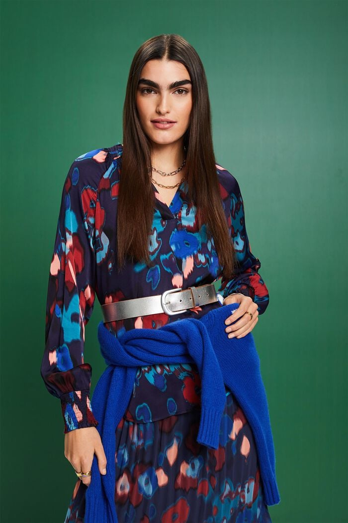 Gesmokte Satinbluse mit V-Ausschnitt und Print