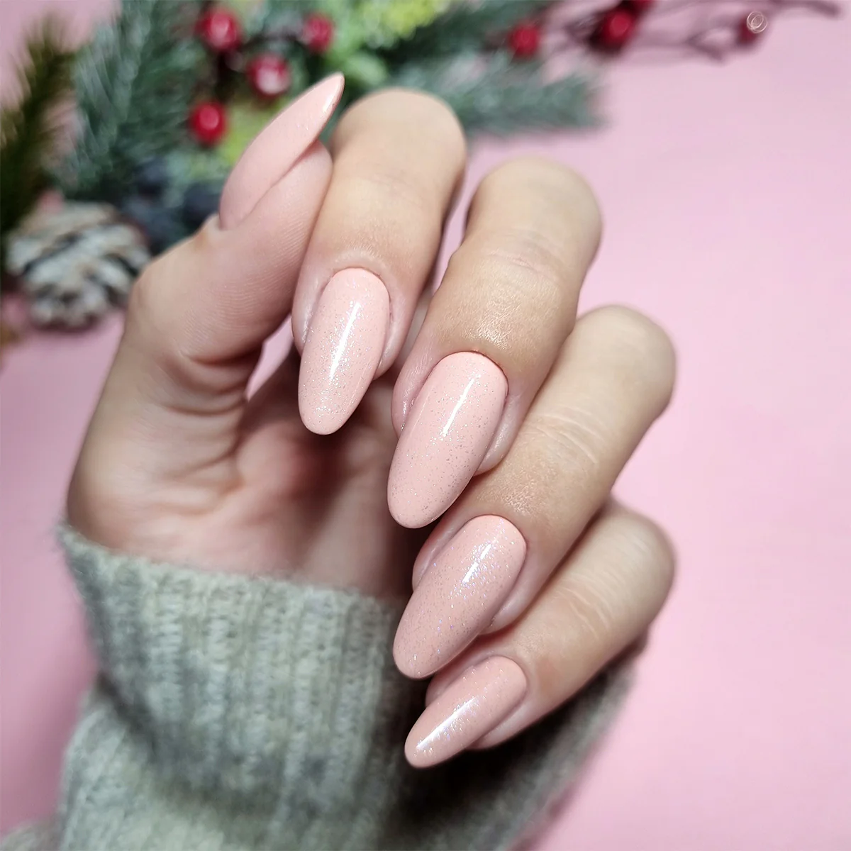 Esmalte de uñas semipermanente con efecto gel y gel UV.