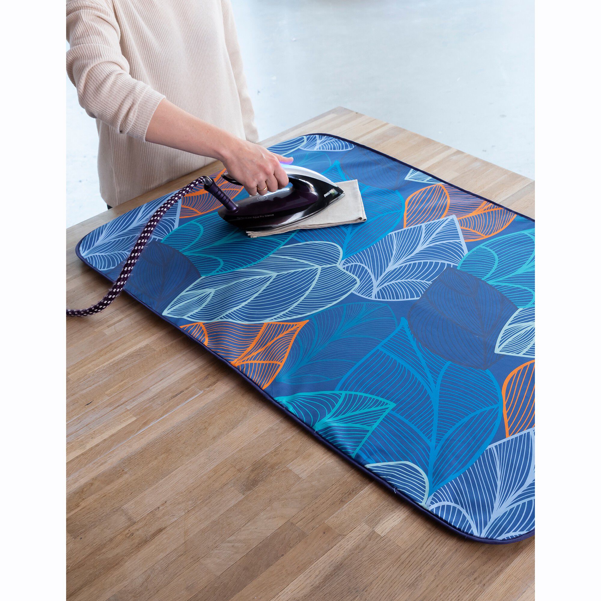 Nappe de repassage motif feuillage coloré