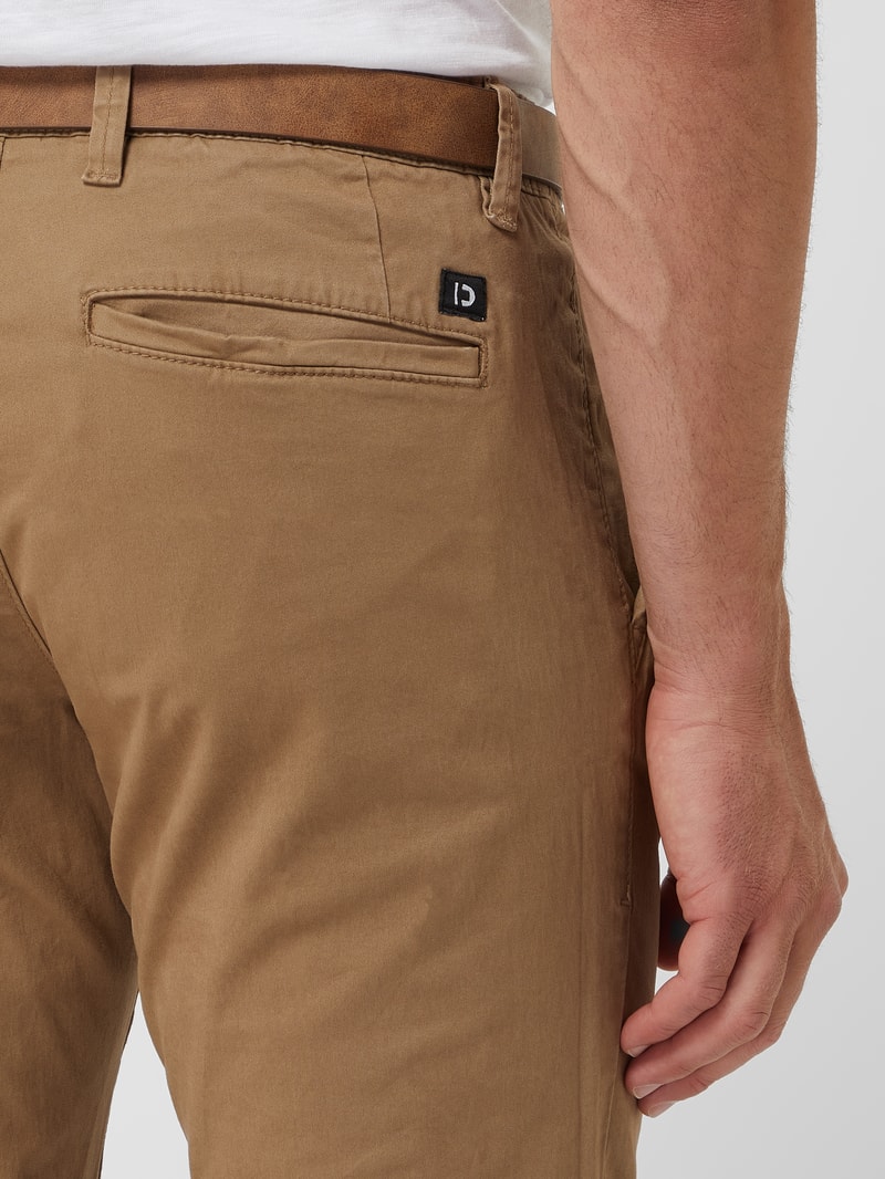 Slim Fit Chino mit Gürtel in camel