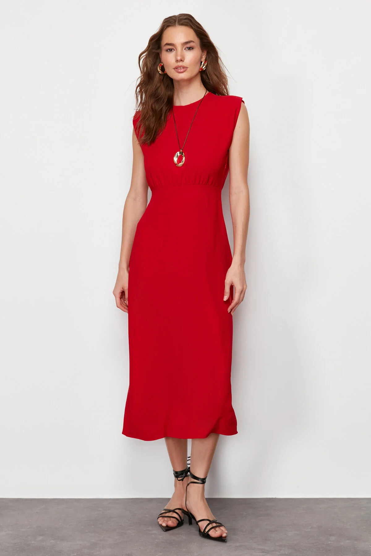 Trendyol Collection  Rotes A-Linien-Midikleid aus Aerobin-Gewebe mit Rundhalsausschnitt und Rundhalsausschnitt TWOSS24EL00601