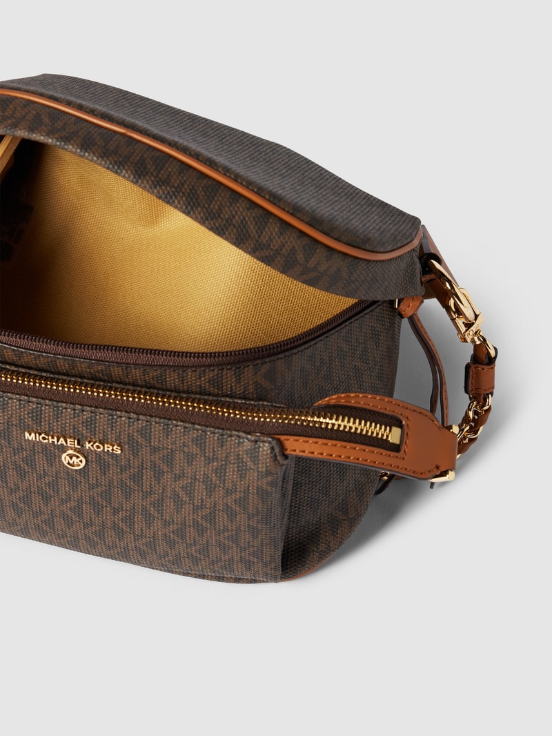 Crossbody Bag mit Label-Applikation Modell 'SLATER' in mittelbraun