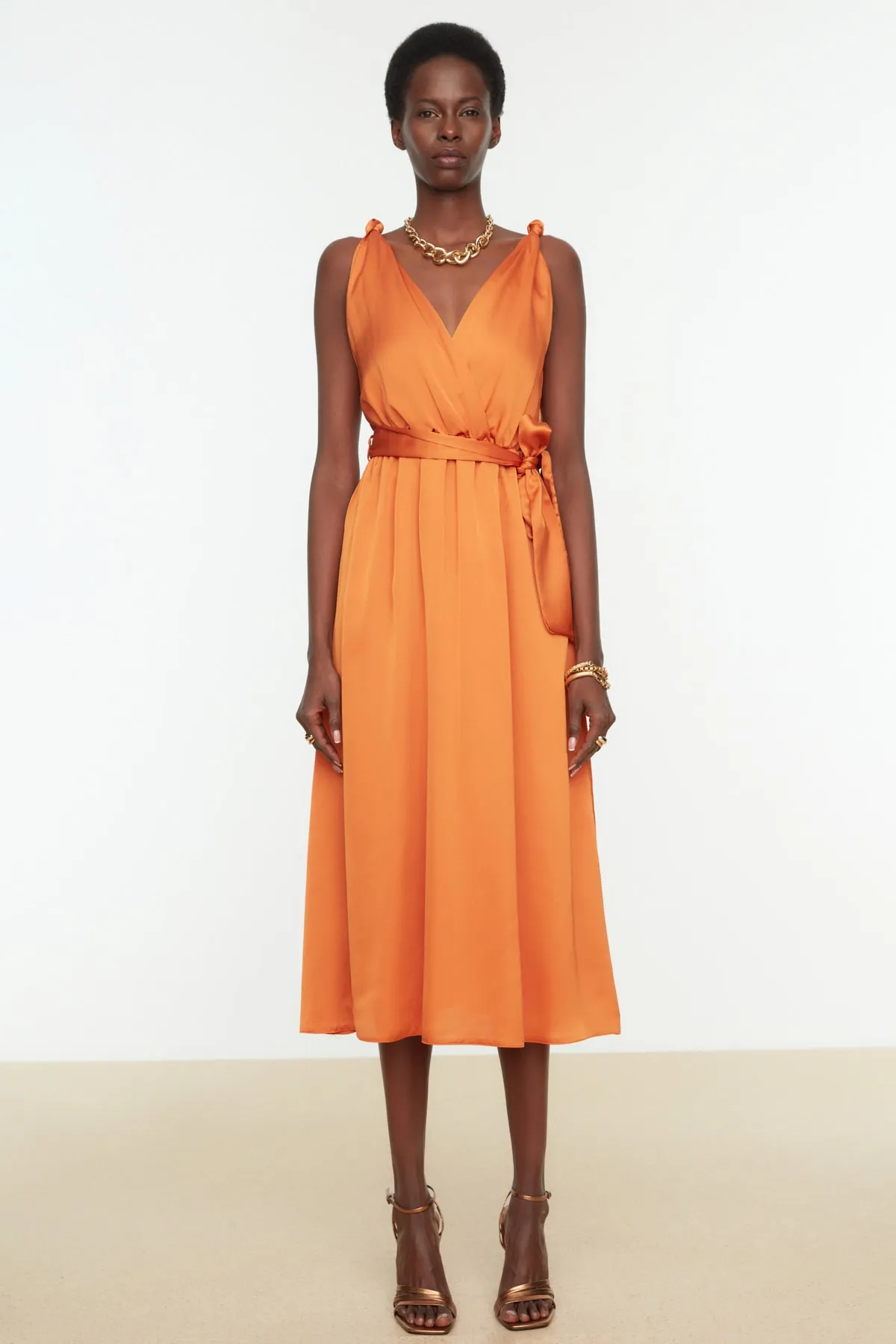 Trendyol Collection  Elegantes Abendkleid aus gewebtem Satin in Orange mit Gürtel TPRSS22AE0047
