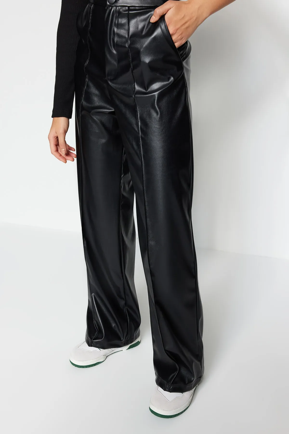 Trendyol Collection  Schwarze Kunstlederhose mit weitem Bein/gerippter Hose mit hoher Taille und weitem Bein TWOSS23PL00131