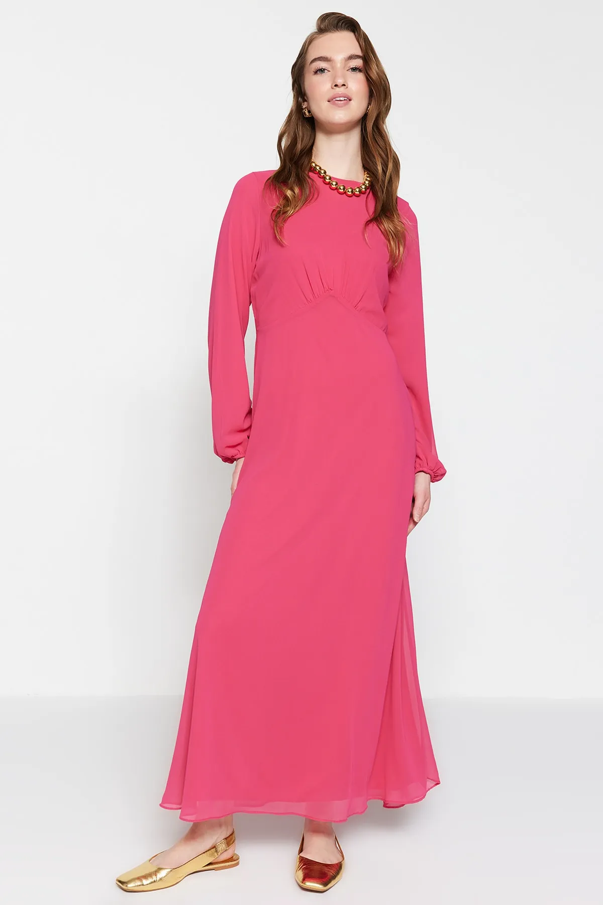 Trendyol Modest  Fuchsiafarbenes, gefüttertes Kleid aus gewebtem Chiffon mit Raffung vorne TCTSS23EB00064