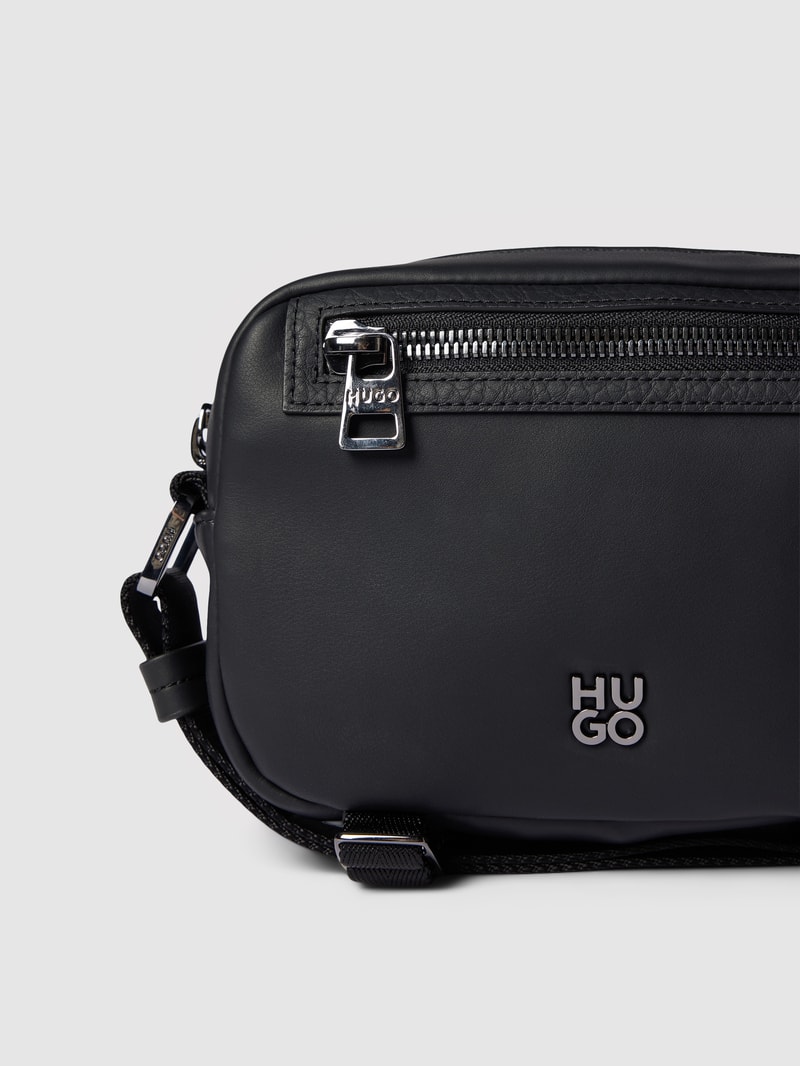Crossbody Bag mit Label-Detail Modell 'Elliott' in schwarz