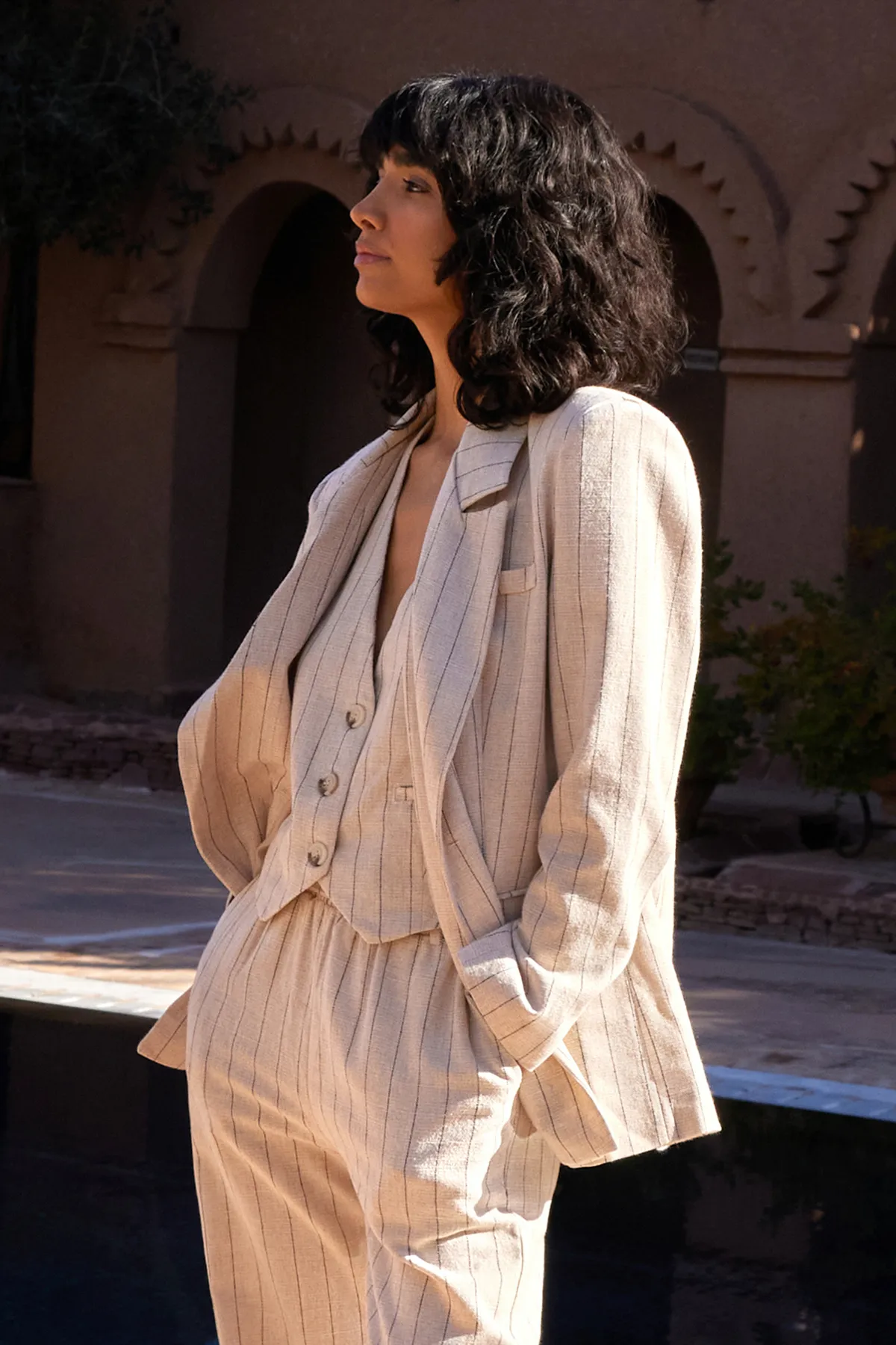 Trendyol Collection  Beige gestreifte zweireihige Blazerjacke aus gewebtem Baumwollleinen mit Verschluss TWOSS24BC00016
