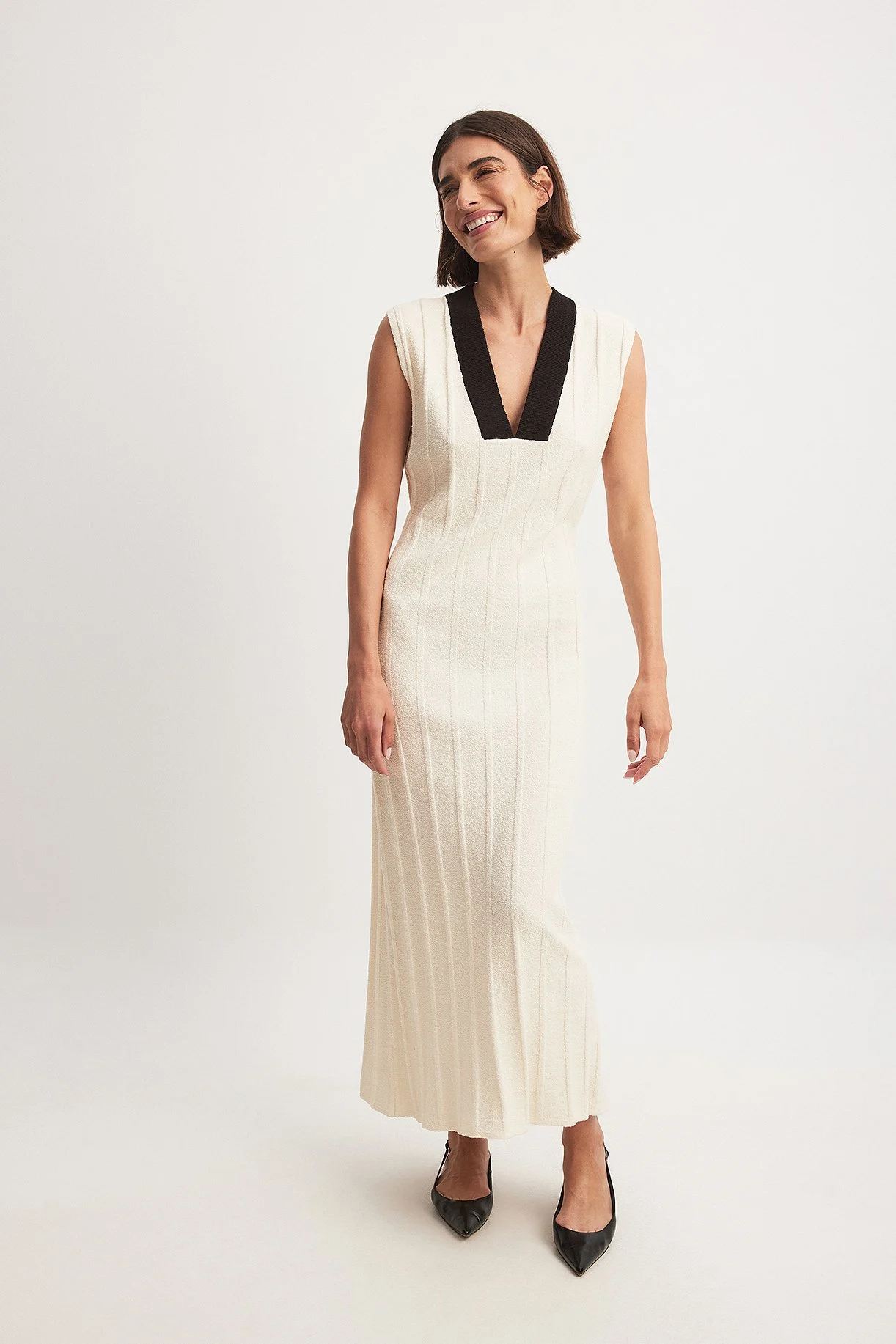 Geripptes Strick-Midikleid mit V-Ausschnitt