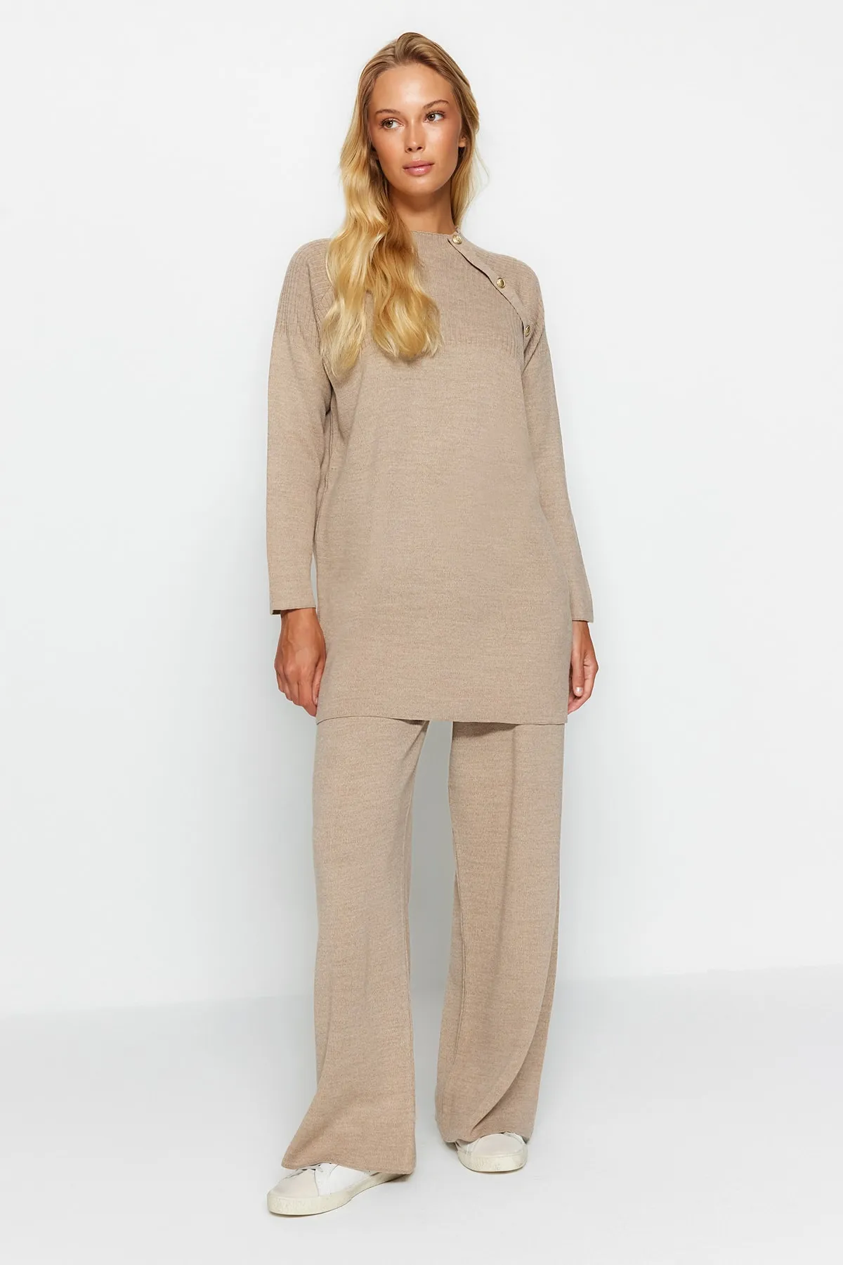 Trendyol Modest  Nerzfarbenes Strickoberteil und -unterteil mit Knopfdetails TCTAW24US00042