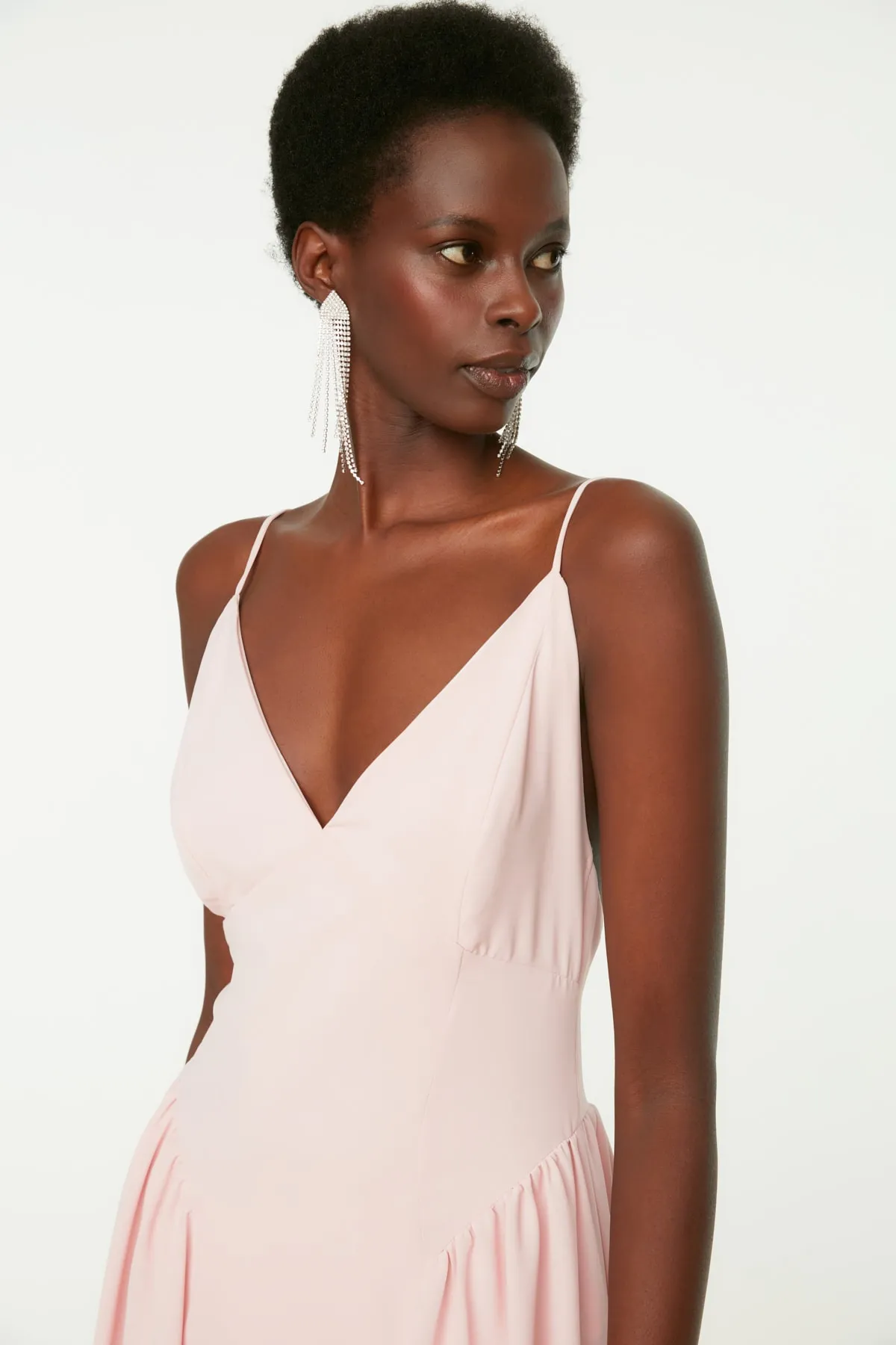 Trendyol Collection  Elegantes Abendkleid mit puderfarbenem Raffungsdetail TPRSS22EL0966