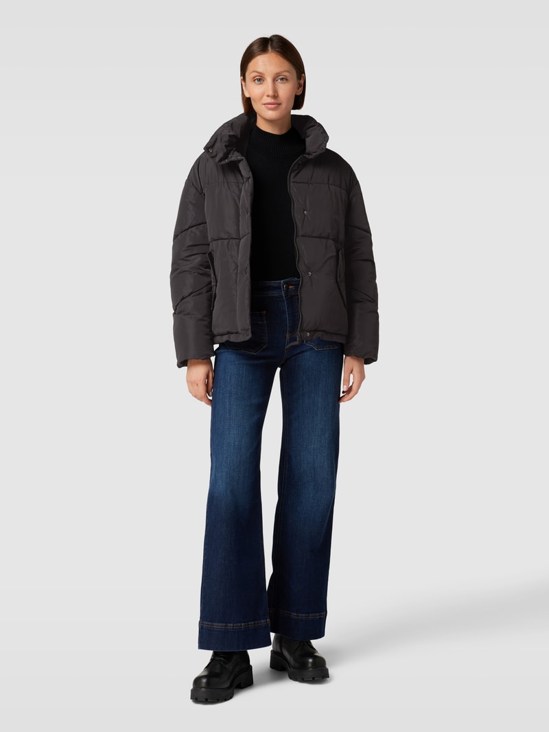 Steppjacke mit Stehkragen in schwarz