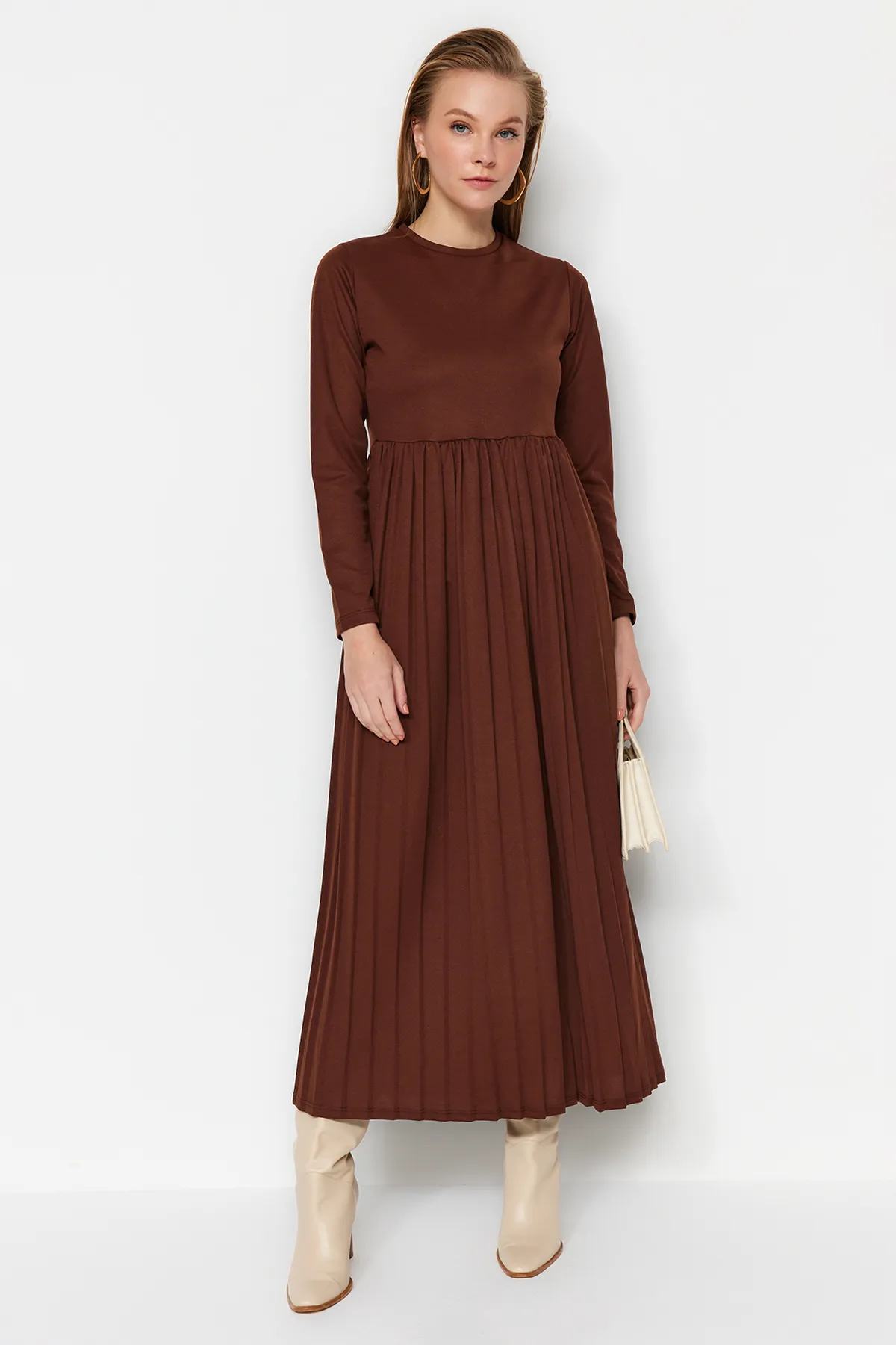 Trendyol Modest  Braunes, plissiertes Scuba-Strickkleid mit Rock TCTAW24EL00000