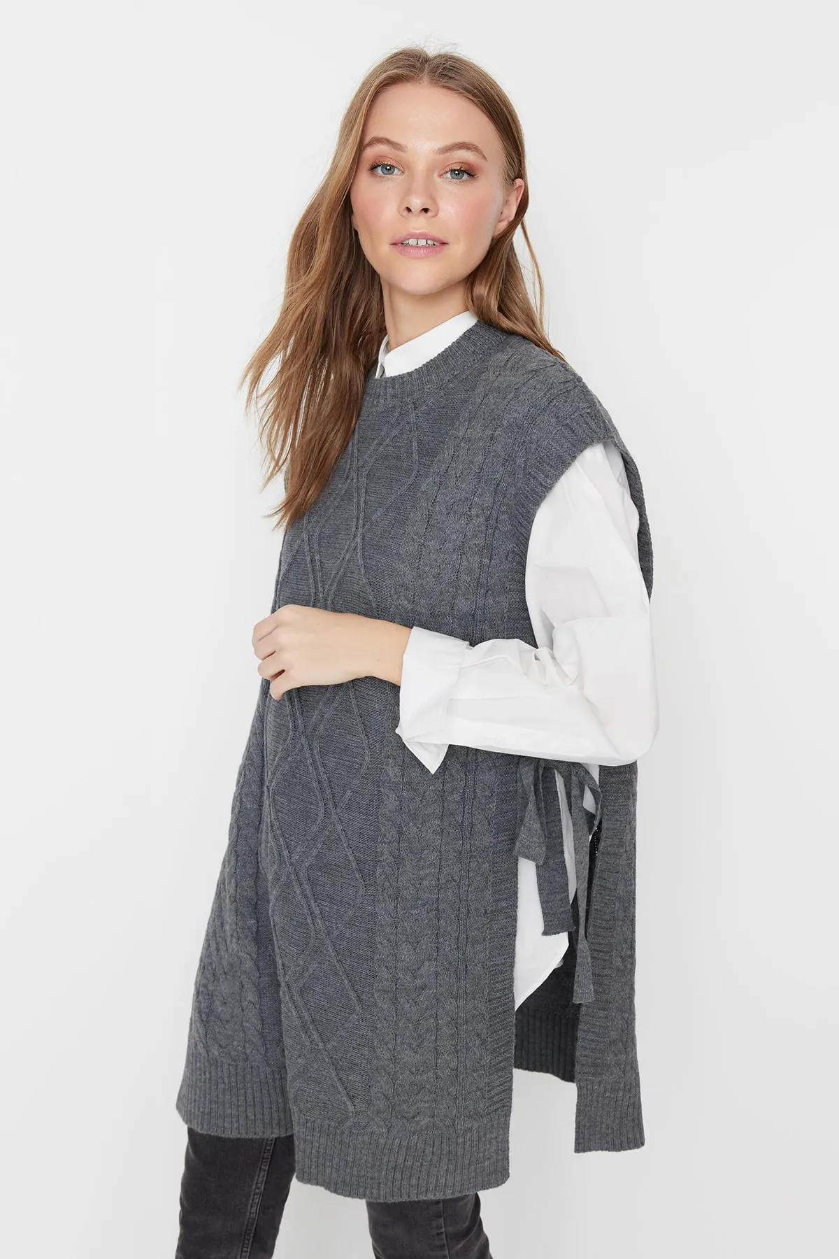 Trendyol Modest  Anthrazitfarbener geflochtener Strickpullover mit Schnürung an der Taille TCTAW22UV0018