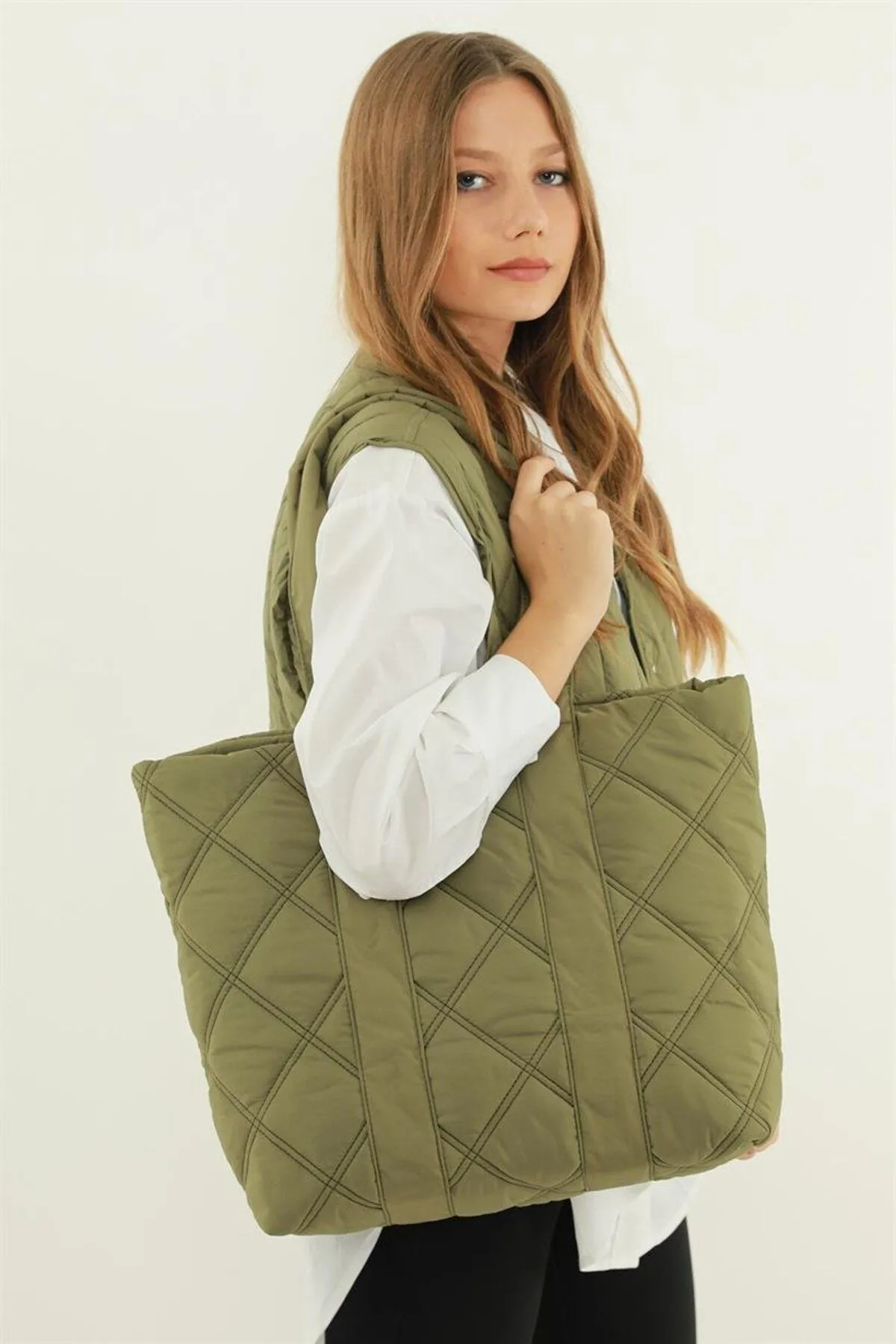 Madamra  Khakifarbene Damen-Pufftasche mit Steppmuster