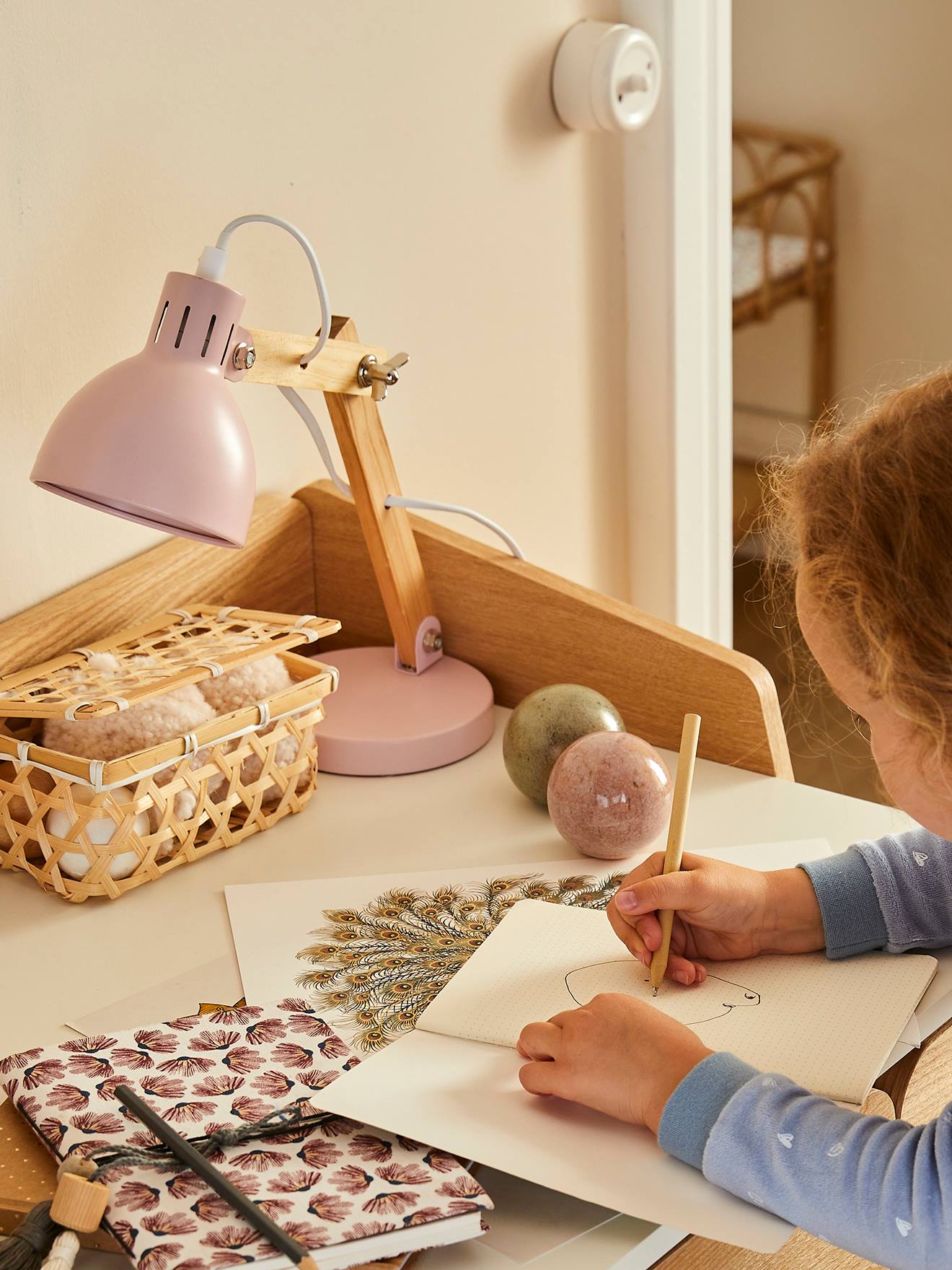 Lampe de bureau bois et métal rose
