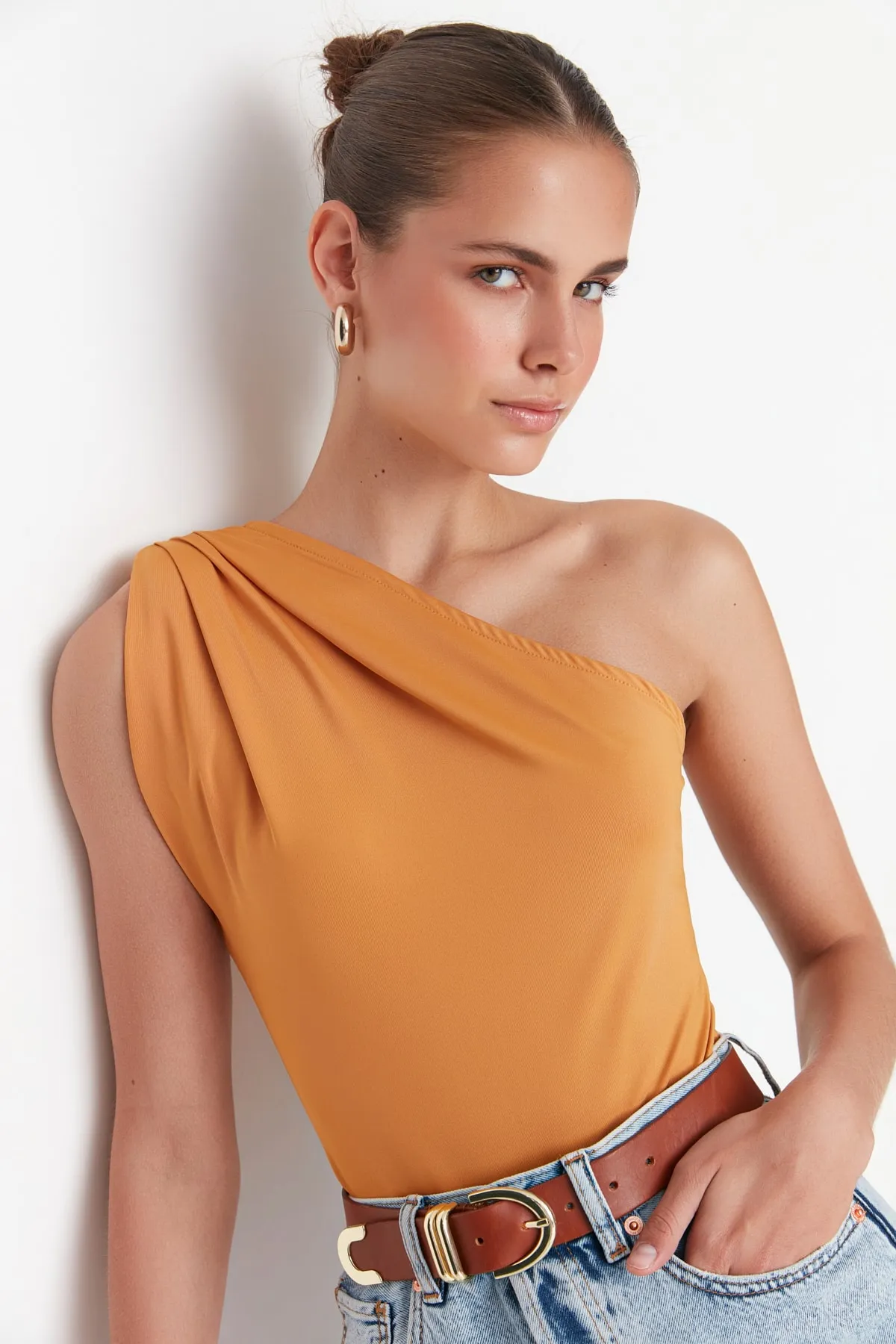 Trendyol Collection  Senfgelber, flexibler Strickbody mit asymmetrischem Kragen und Druckknopf TWOSS22BD00014
