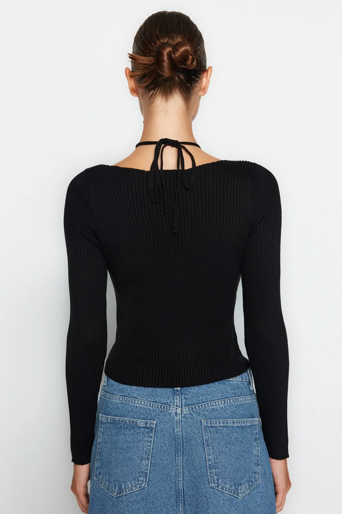 Trendyol Collection  Schwarzer Strickpullover mit Fenster/Cut-Outs TWOAW24KZ01027