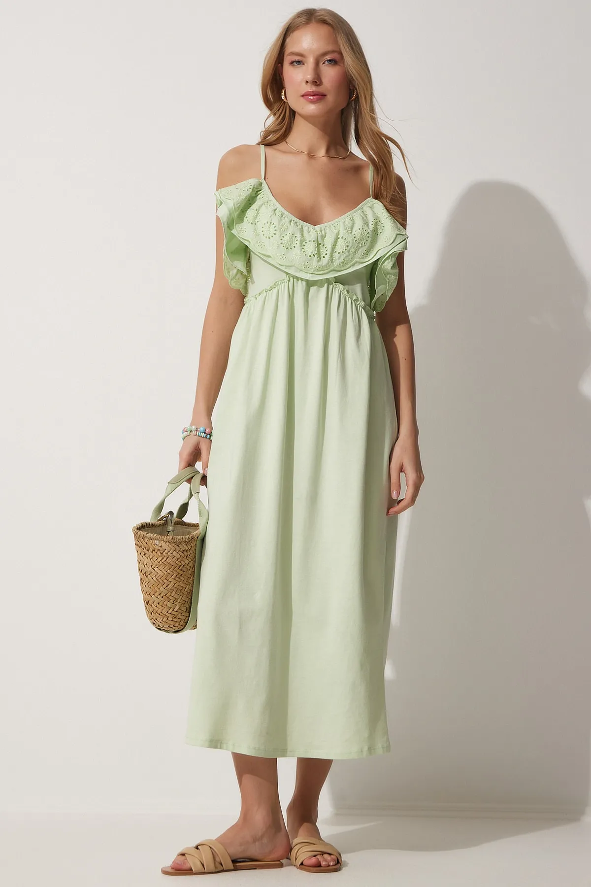 Happiness İstanbul  Grünes Guipure-Trägerkleid für Damen mit detailliertem, lässigem Sommerkleid WO00028