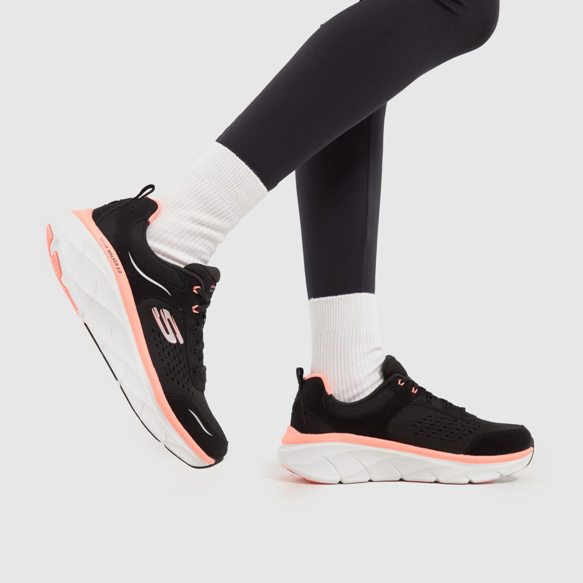 SKECHERS dlux walker 2.0 športni copati v črni barvi
