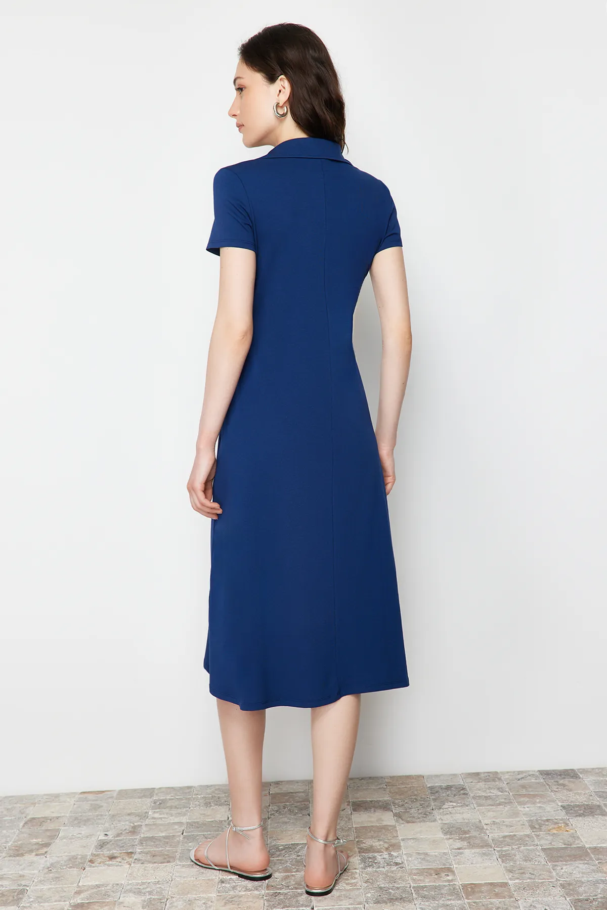 Trendyol Collection  Marineblaues Skater-/Taillen-Strick-Midikleid aus Baumwolle mit Rollkragen und offenem Rollkragen TWOSS24EL00480
