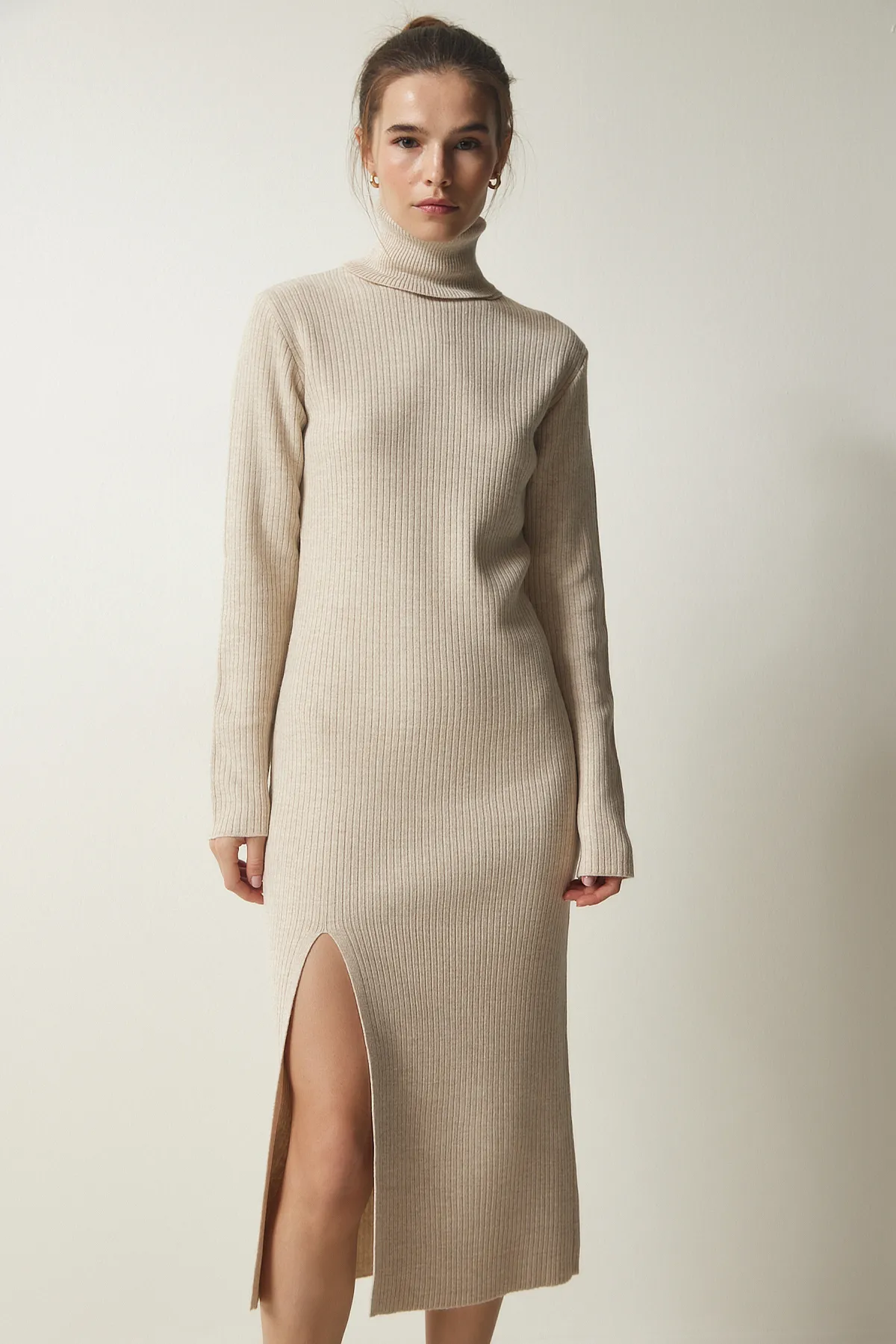 Happiness İstanbul  Damen-Strickkleid mit Rollkragen und Schlitz in Beige PF00038