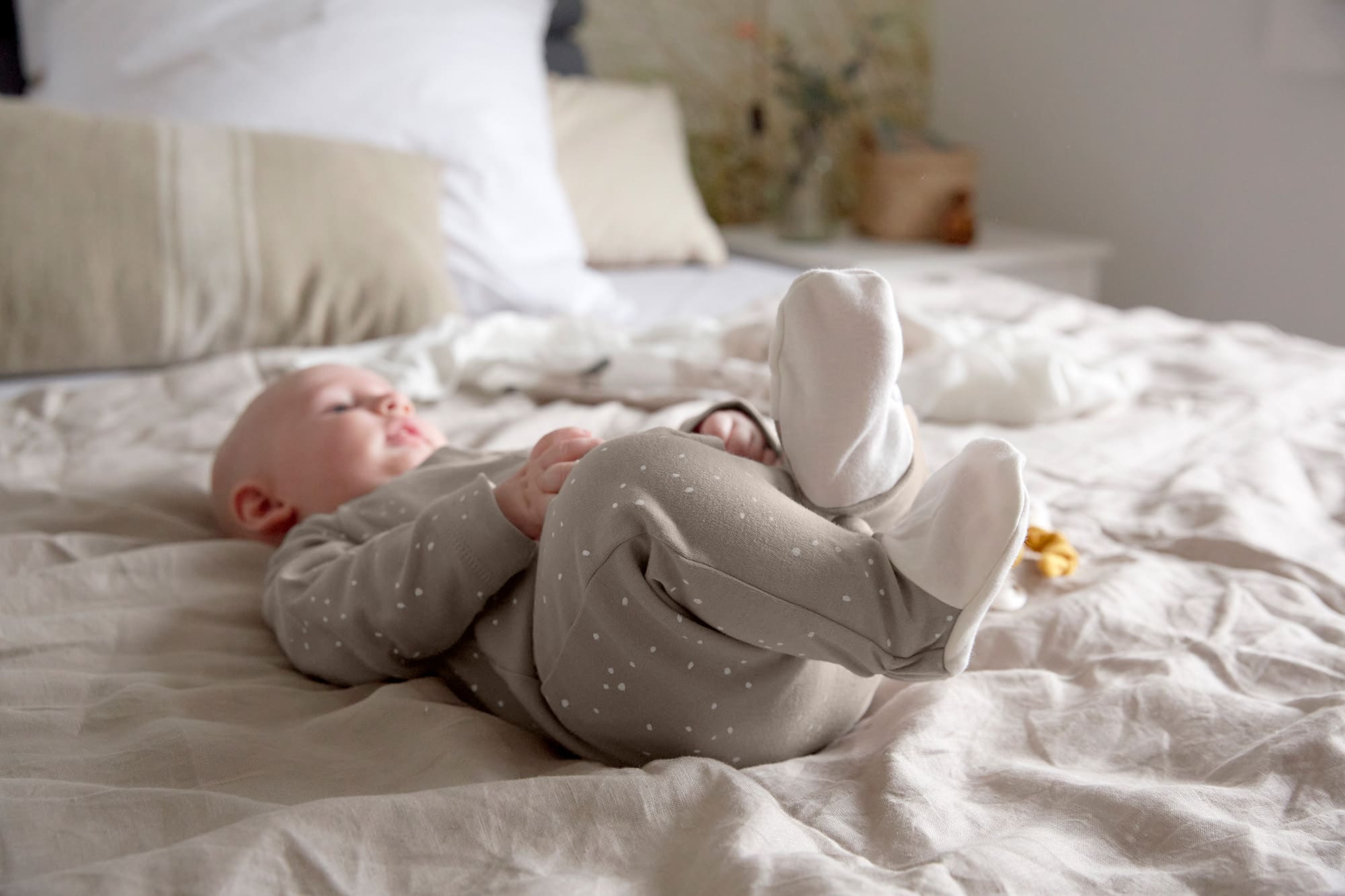 Baby Schlafanzug mit Füßen - Bio Baumwolle, Sprinkle, taupe