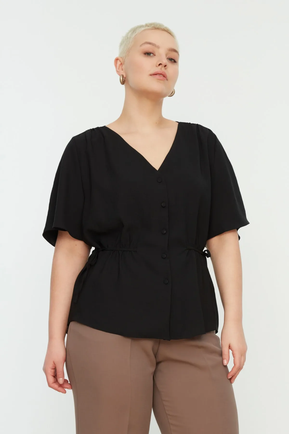 Trendyol Curve  Schwarze gewebte Bluse zum Binden mit V-Ausschnitt TBBSS22BZ0753