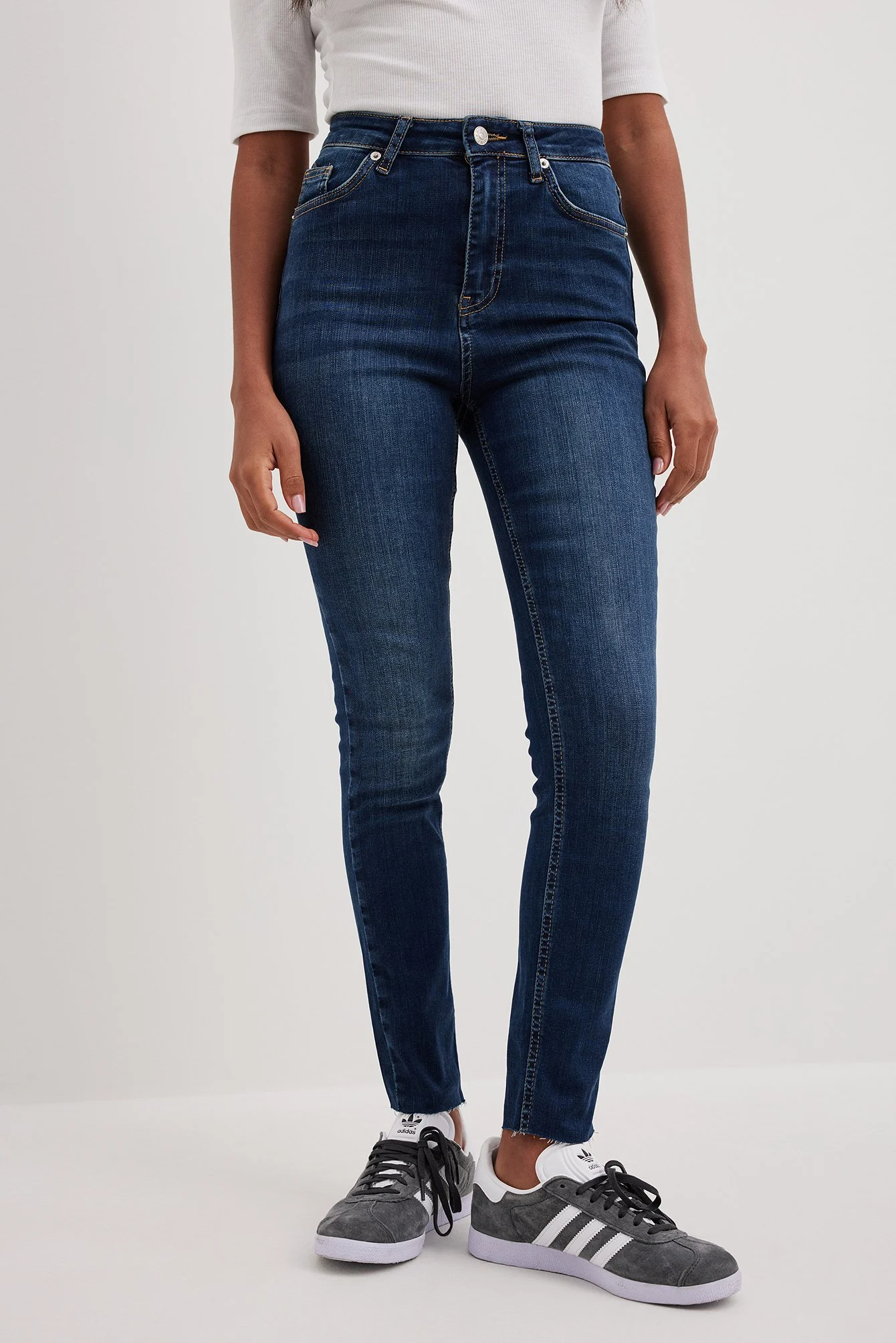 Skinny-Jeans mit hoher Taille und rohem Saum