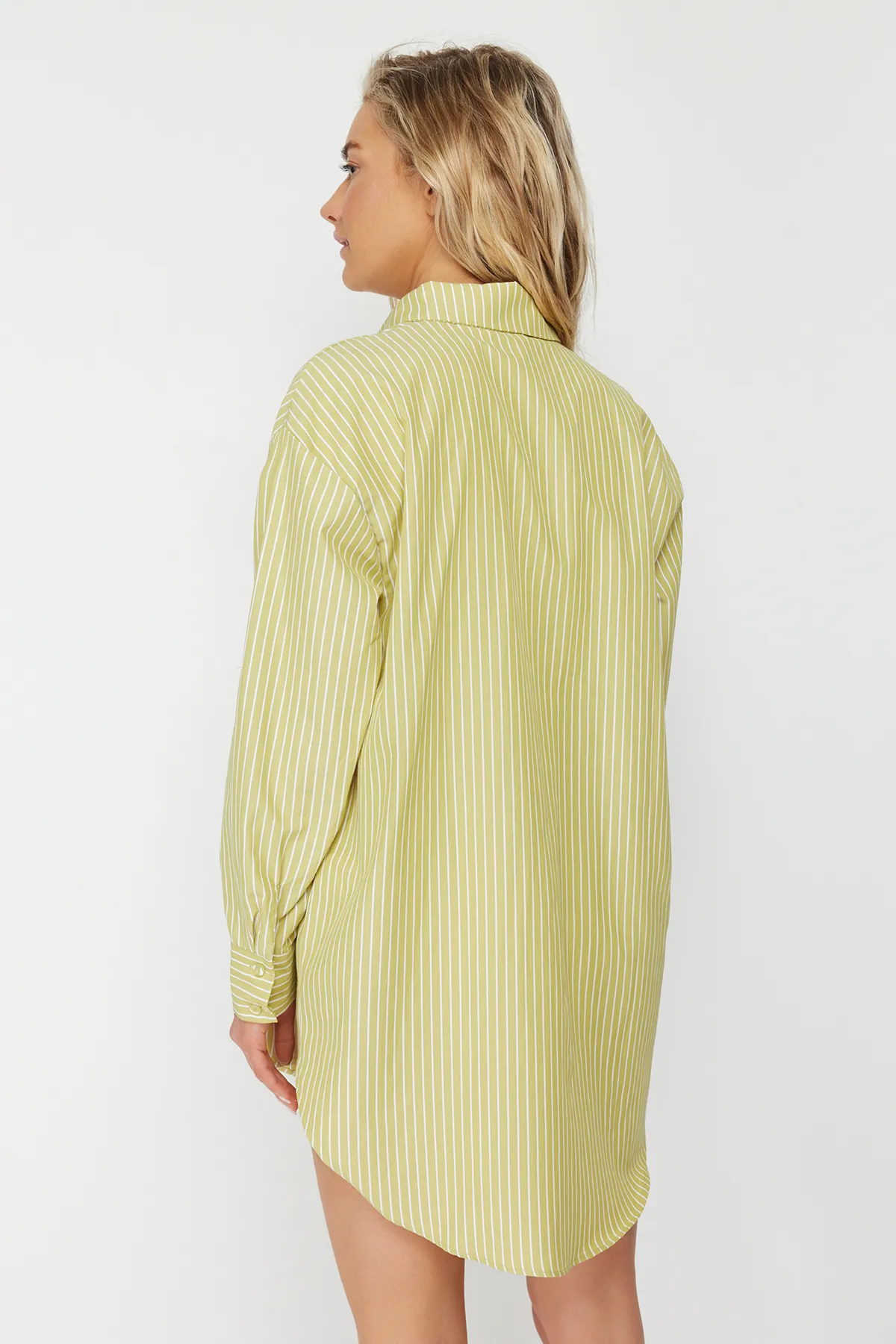 Trendyol Collection  Grünes, gestreiftes Webhemd TBESS22GO0664TBESS22GO0664
