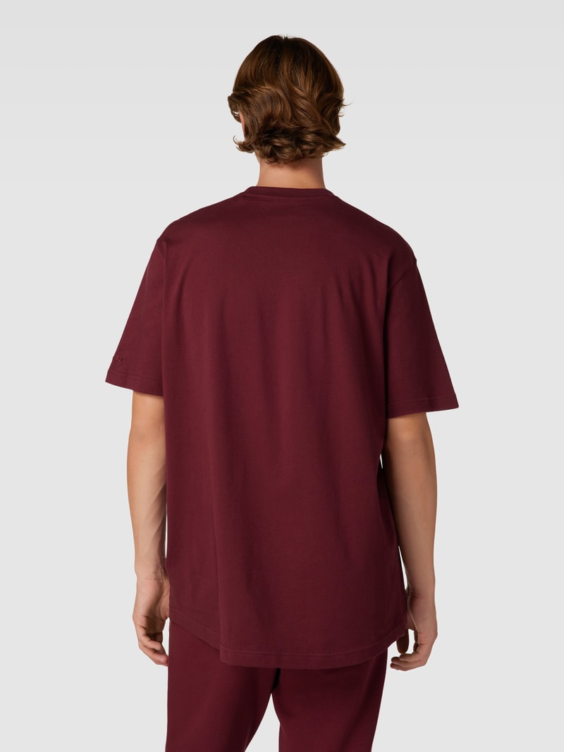 T-Shirt mit Label-Stitching in bordeaux rot