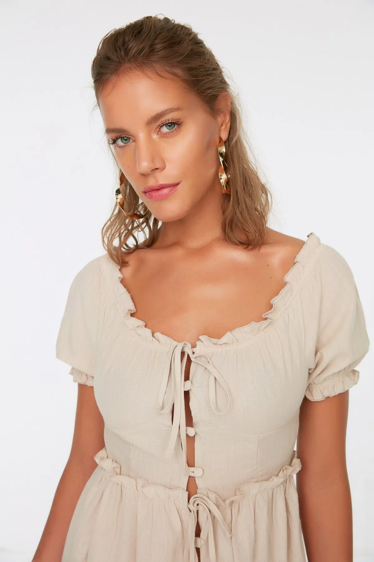 Trendyol Collection  Beigefarbenes Strandkleid mit Knopfdetail TBESS21EL3908
