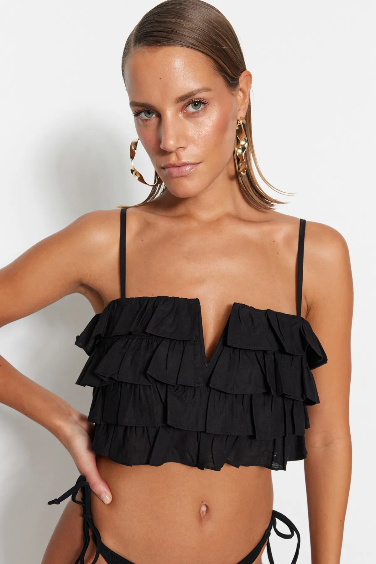 Trendyol Collection  Schwarze, bauchfreie, gewebte Rüschenbluse aus 100 % Baumwolle TBESS21BZ0661