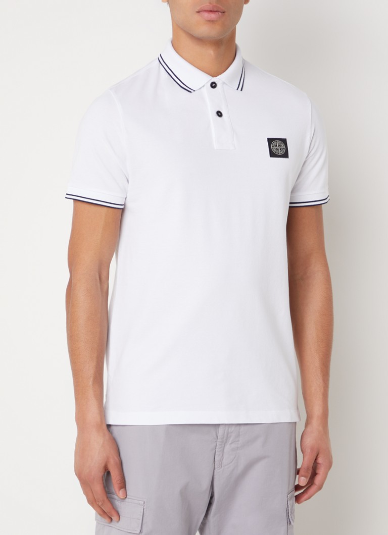 Camisa polo Stone Island 2SC18 slim fit em algodão piqué com logo e punhos com detalhes contrastantes.