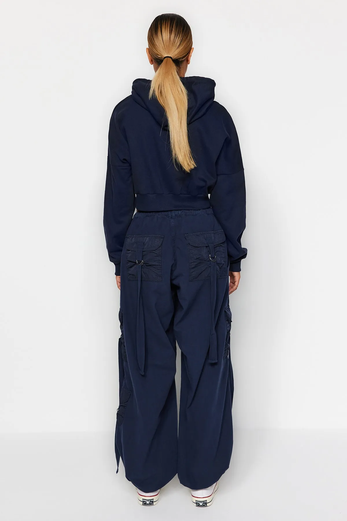 Trendyol Collection  Marineblaue Cargo-Taschen-Jogging-Jeans mit normaler Taille TWOAW24JE00216