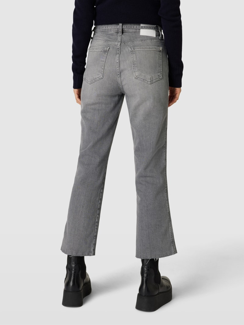 Jeans mit Label-Patch in hellgrau