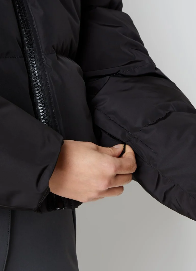 Chaqueta de esquí Airforce Sun Peaks con capucha desmontable y bolsillos con cremallera.