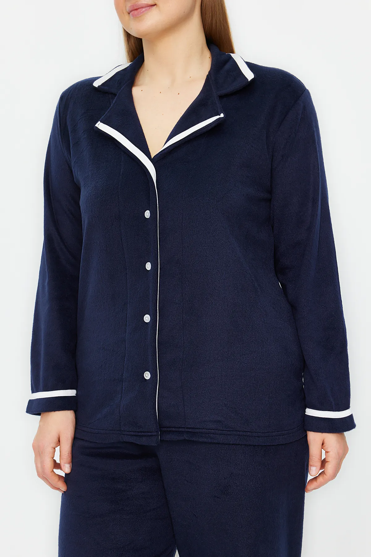 Trendyol Curve  Marineblaues Fleece-Schlafanzug-Set mit gestreiftem Strickmuster TBBAW24AI00041