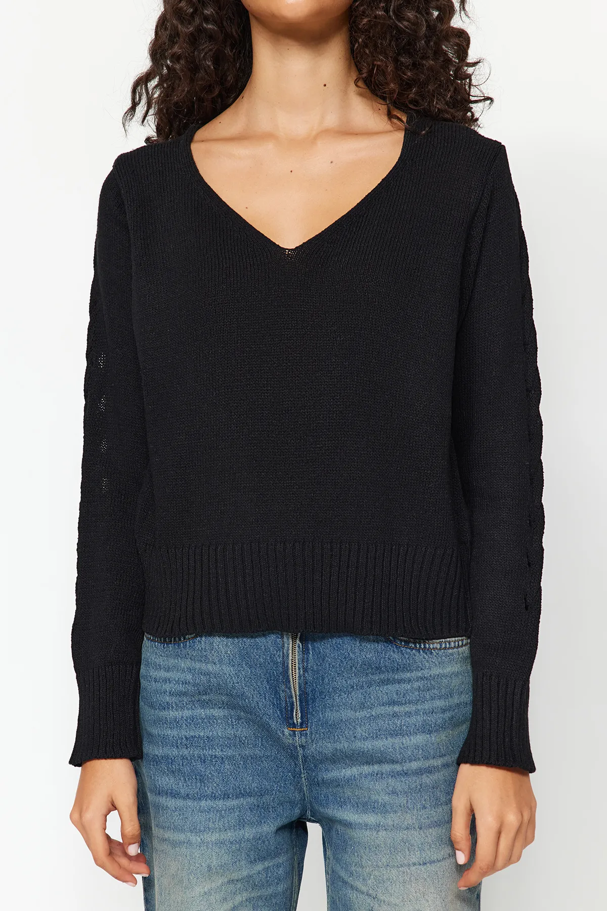 Trendyol Collection  Schwarzer Strickpullover mit V-Ausschnitt und Lochmuster TWOAW24KZ01217