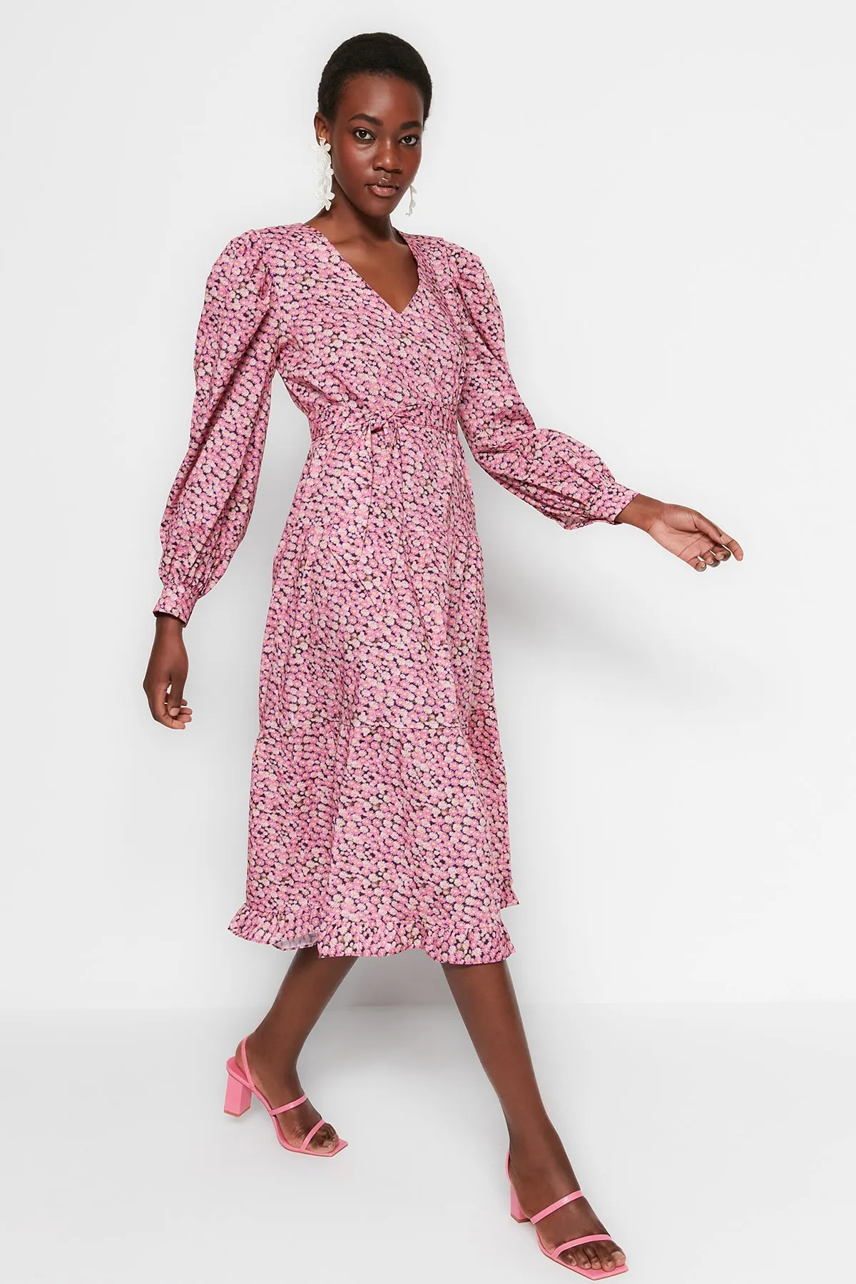 Trendyol Collection  Rosafarbenes, gerade geschnittenes, gewebtes Midi-Kleid mit Volant und gefüttertem Gürtel TWOSS23EL01225