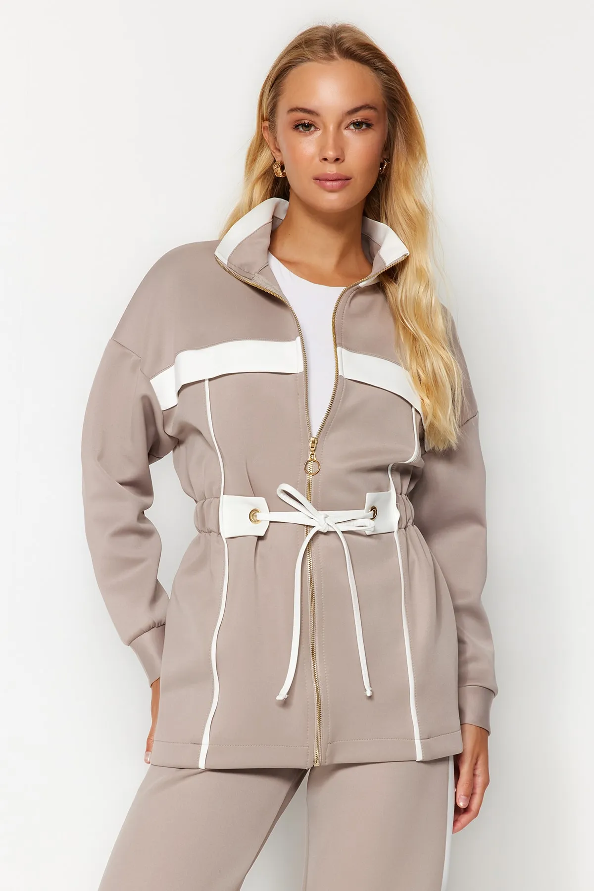 Trendyol Modest  Nerzfarbenes, ecrufarbenes Set aus Oberteil und Unterteil aus Scuba-Strick mit Paspelierung TCTAW24US00071