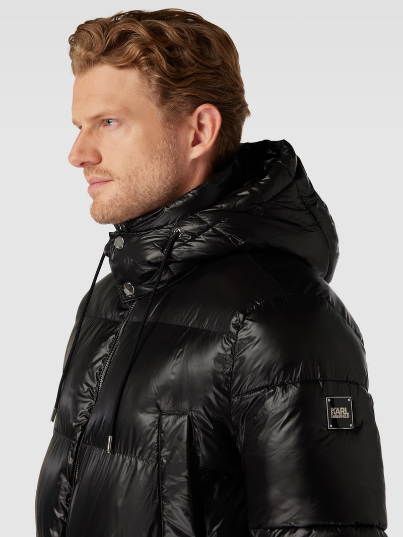 Steppjacke mit Kapuze in schwarz