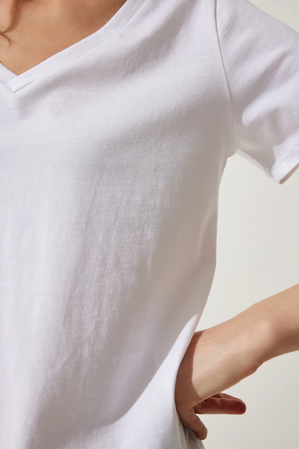 Happiness İstanbul  Weißes Basic-Strick-T-Shirt mit V-Ausschnitt für Damen UB00261