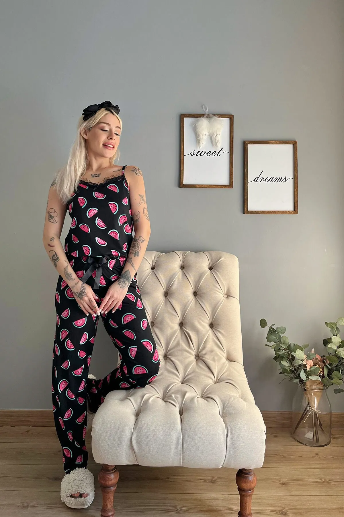 Pijamaevi  Pegasus-Pyjama-Set mit Robe für Damen in Schwarz mit Wassermelonenmuster