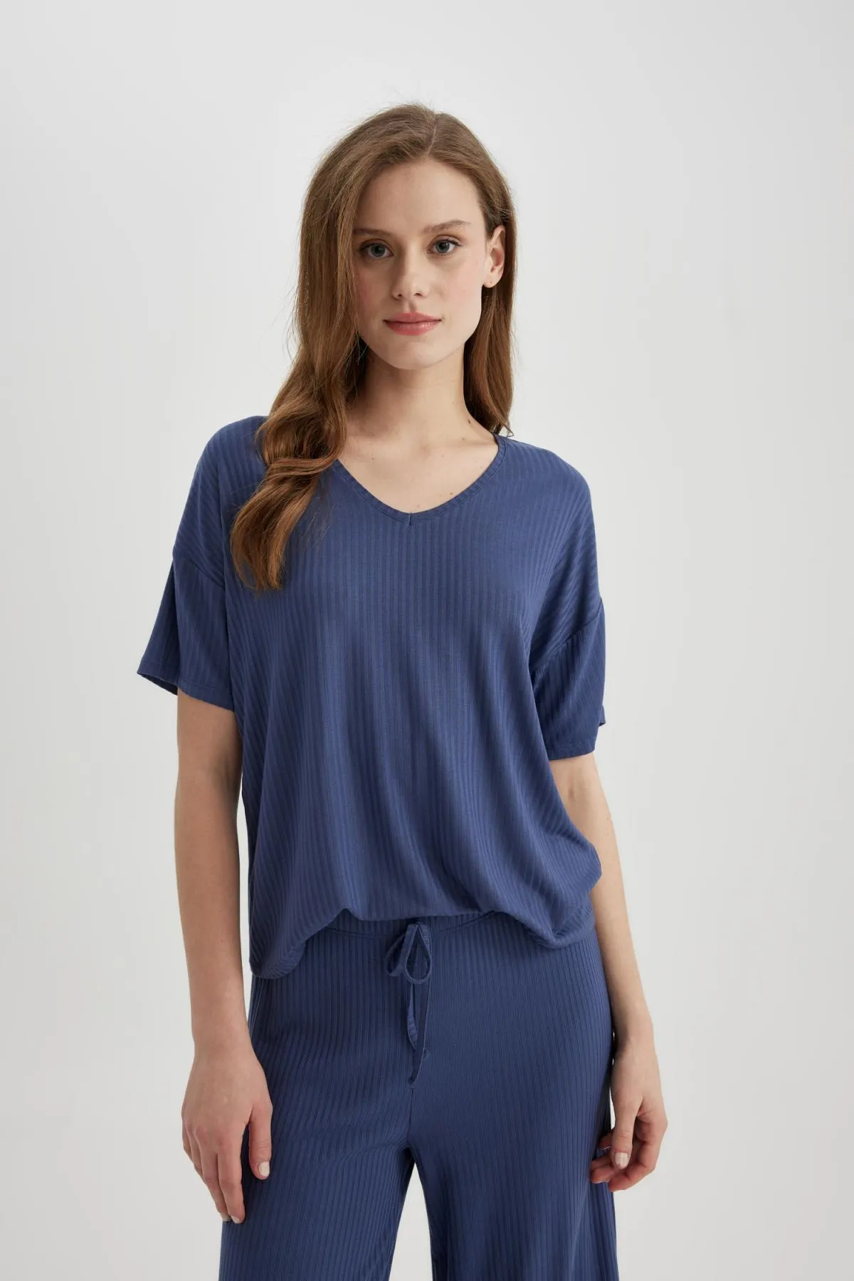 DeFacto  Lässiges Pyjamaoberteil mit V-Ausschnitt und kurzen Ärmeln - Fall In Love Regular Fit B6181ax24sp