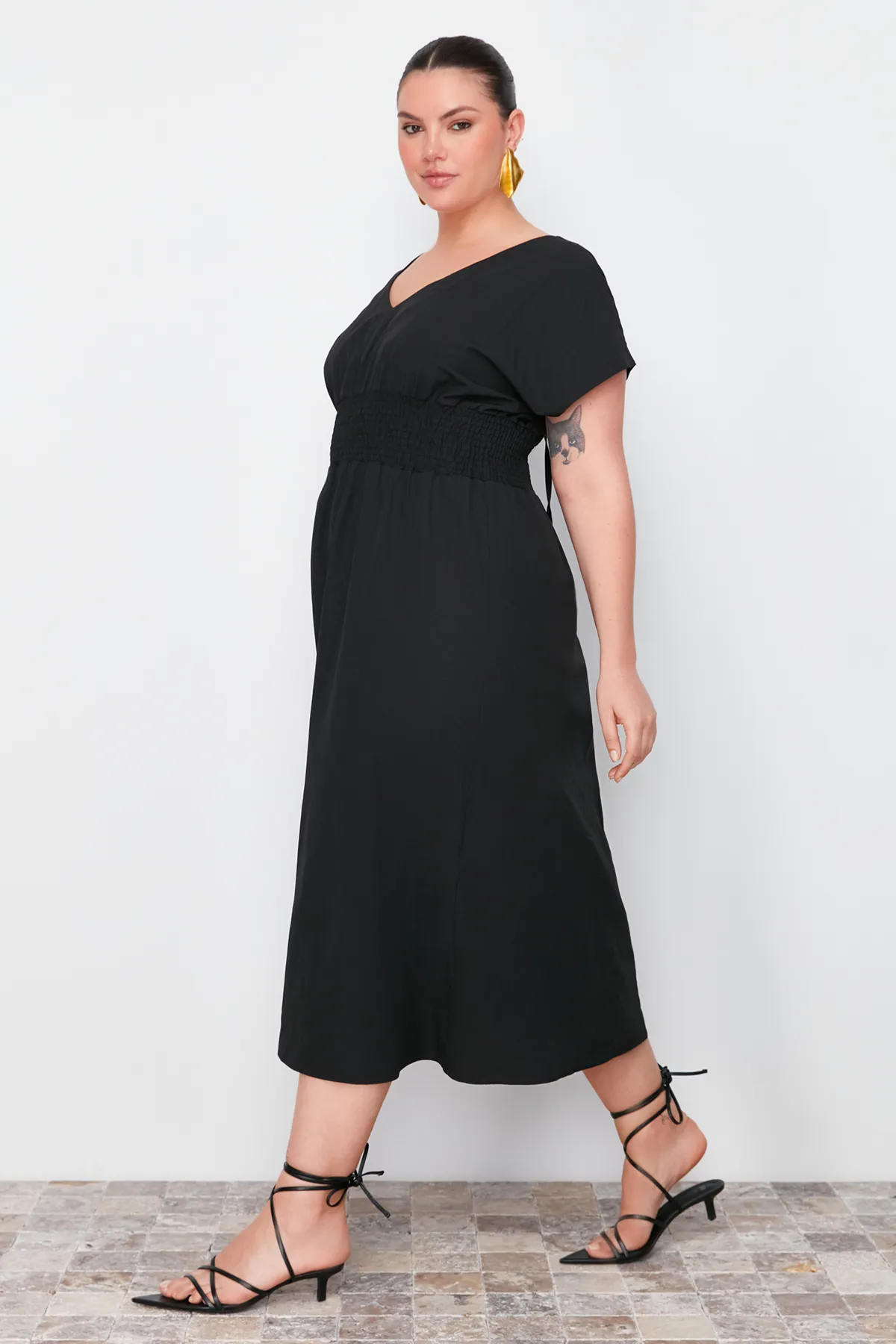 Trendyol Curve  Schwarzes gewebtes Kleid mit V-Ausschnitt und geraffter Taille TBBSS24AH00071